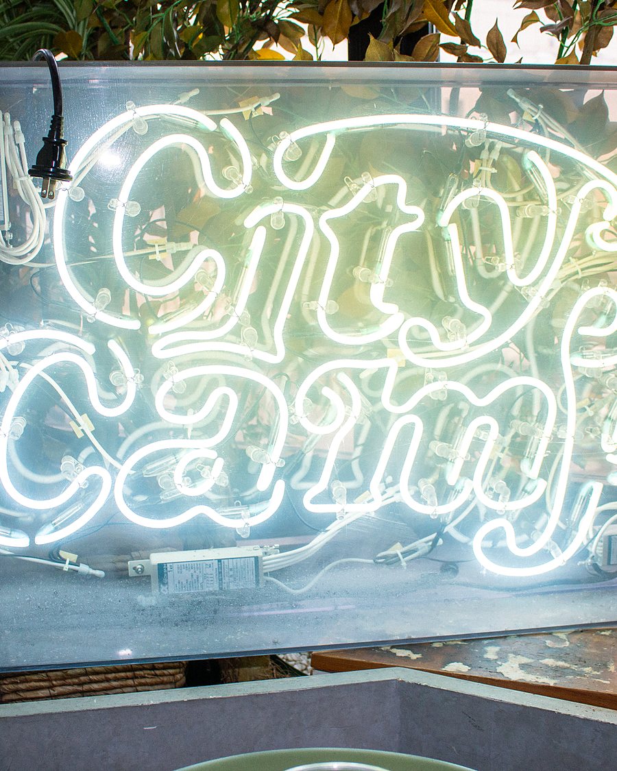 会場 City Camp のネオン